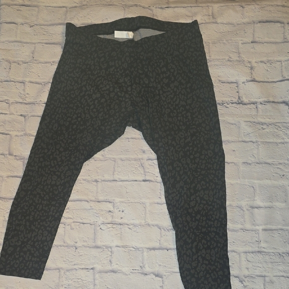 Old Navy Black and Gray Patterned Leggings - Picture 1 of 6